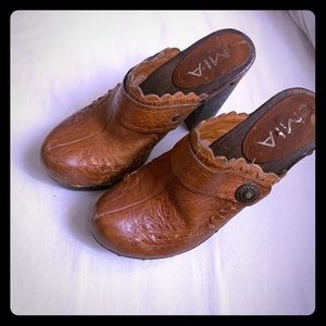 MIA clogs